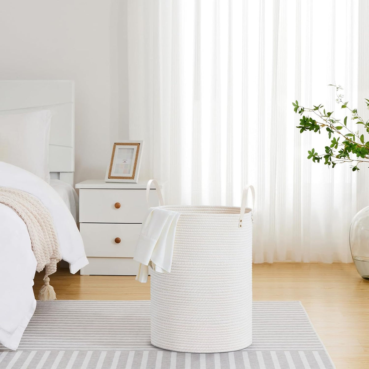Tall Laundry Basket, Large Dirty Clothes Hamper with Leather Handle, Woven Rope Storage Basket for Blanket, Toy In Living Room, Bathroom, Bedroom - 58L White & Brown