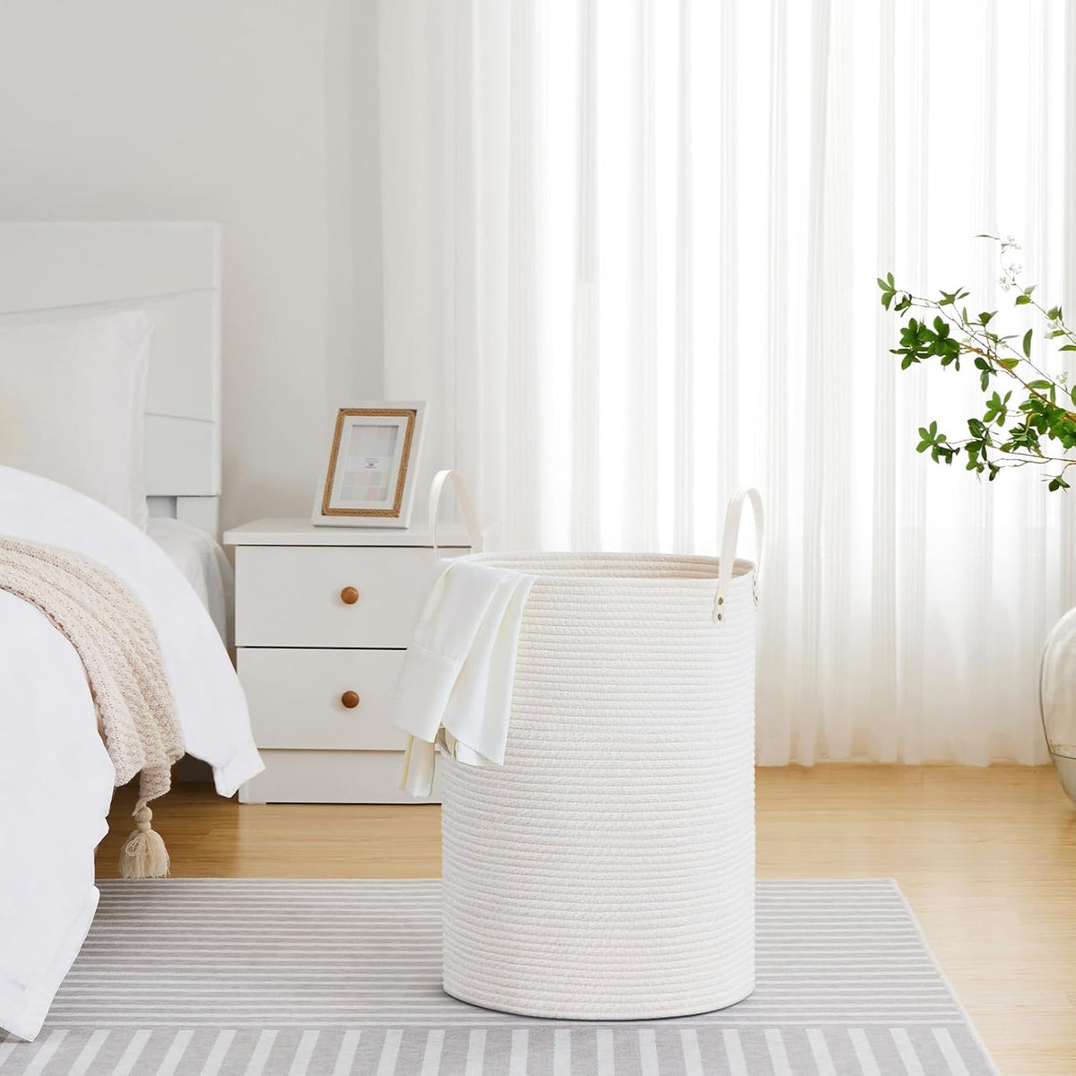 Tall Laundry Basket, Large Dirty Clothes Hamper with Leather Handle, Woven Rope Storage Basket for Blanket, Toy In Living Room, Bathroom, Bedroom - 58L White & Brown
