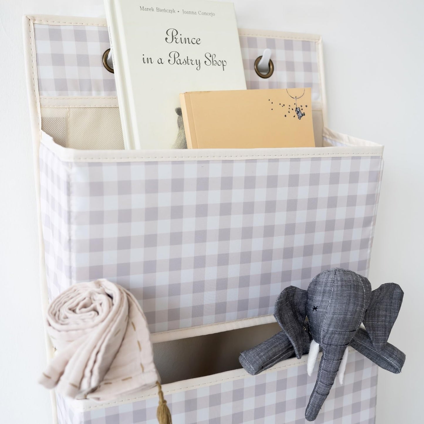 3 Sprouts Over the Door Organizer -Hanging Baby Organizers & Storage with 4 Large Pockets & 2 Hooks for Baby Clothes, Toy, Stuffed Animal -Newborn Essential for Nursery & Toddler Rooms - Gingham Beige