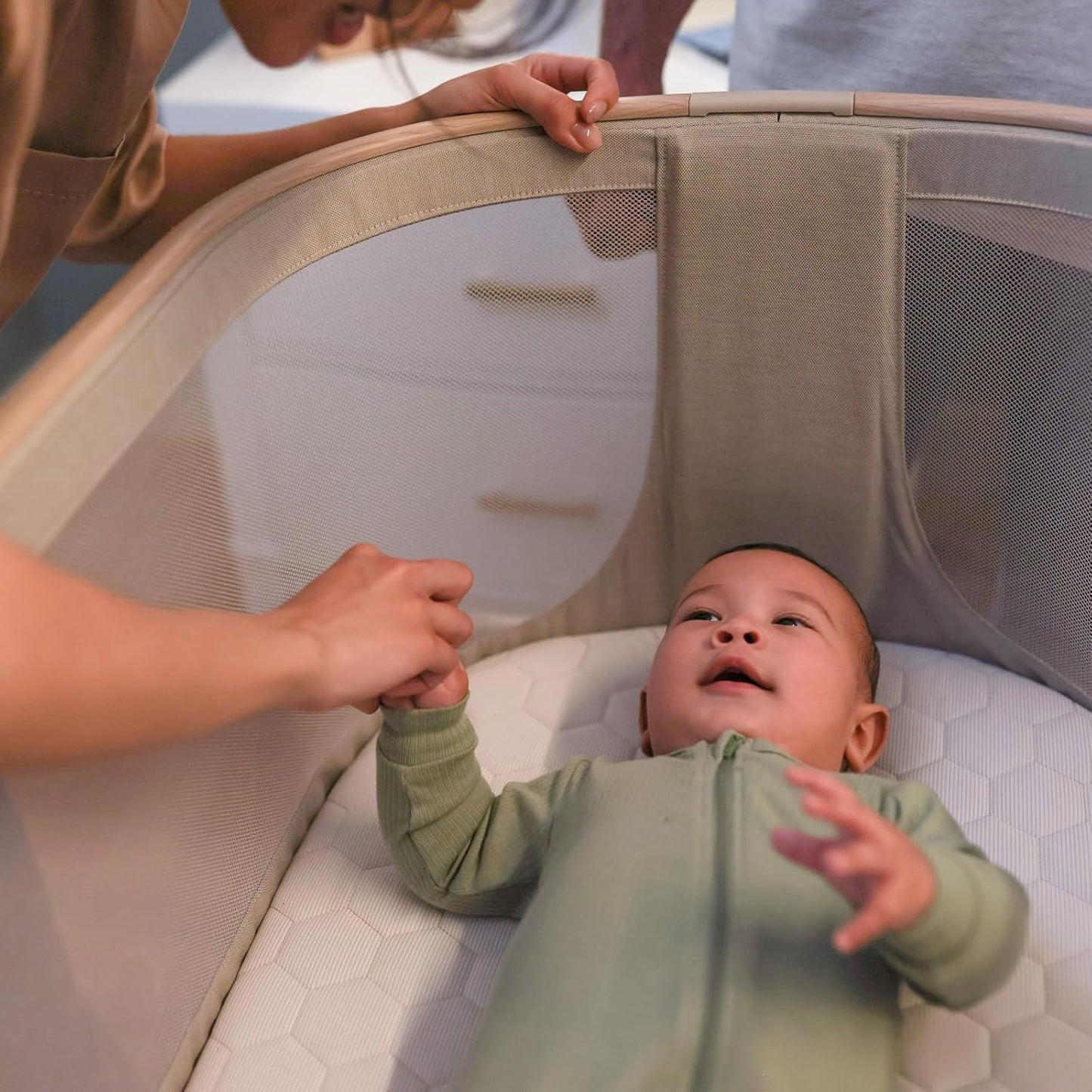 Maxi-Cosi Iora Baby Bassinets Bedside Sleeper, Portable Bassinet, Infant Bedside Sleeper Crib, Height Adjustable, Breathable Mesh, Large Storage Basket, Truffle