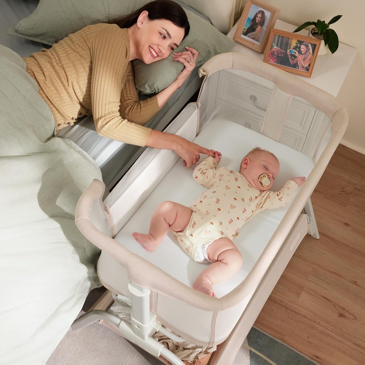 HARPPA Cuddly Lite Bassinet, 2 in 1 Baby Bassinet with Breathable Mesh and Mattress, 6 Height Adjustable, Bedside Sleeper with Anchor Strap, Storage Basket and Wheels, Light Grey