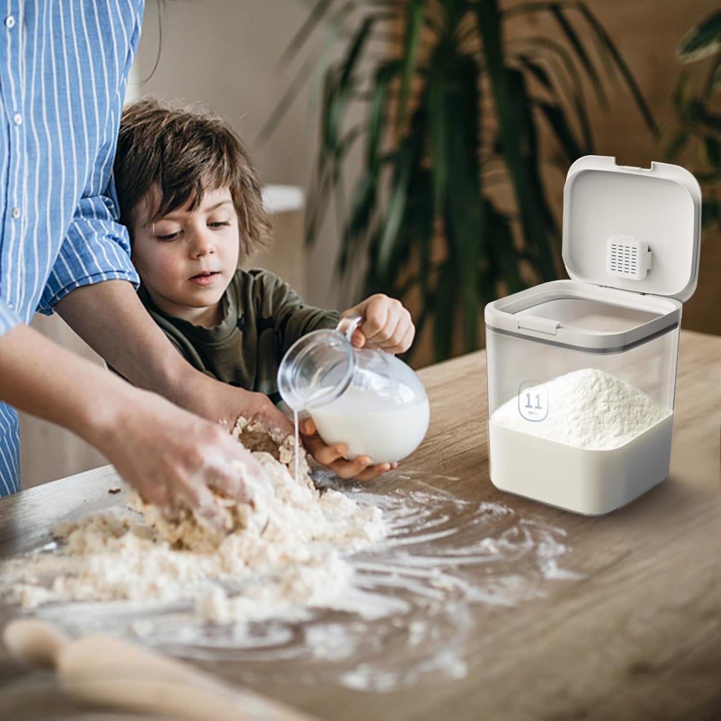 Flour Container - 5.5 L /5.81qt/5kg Large Flour Dispenser Keep Your Flour Fresh and Dry Easily with Kitchen Essential