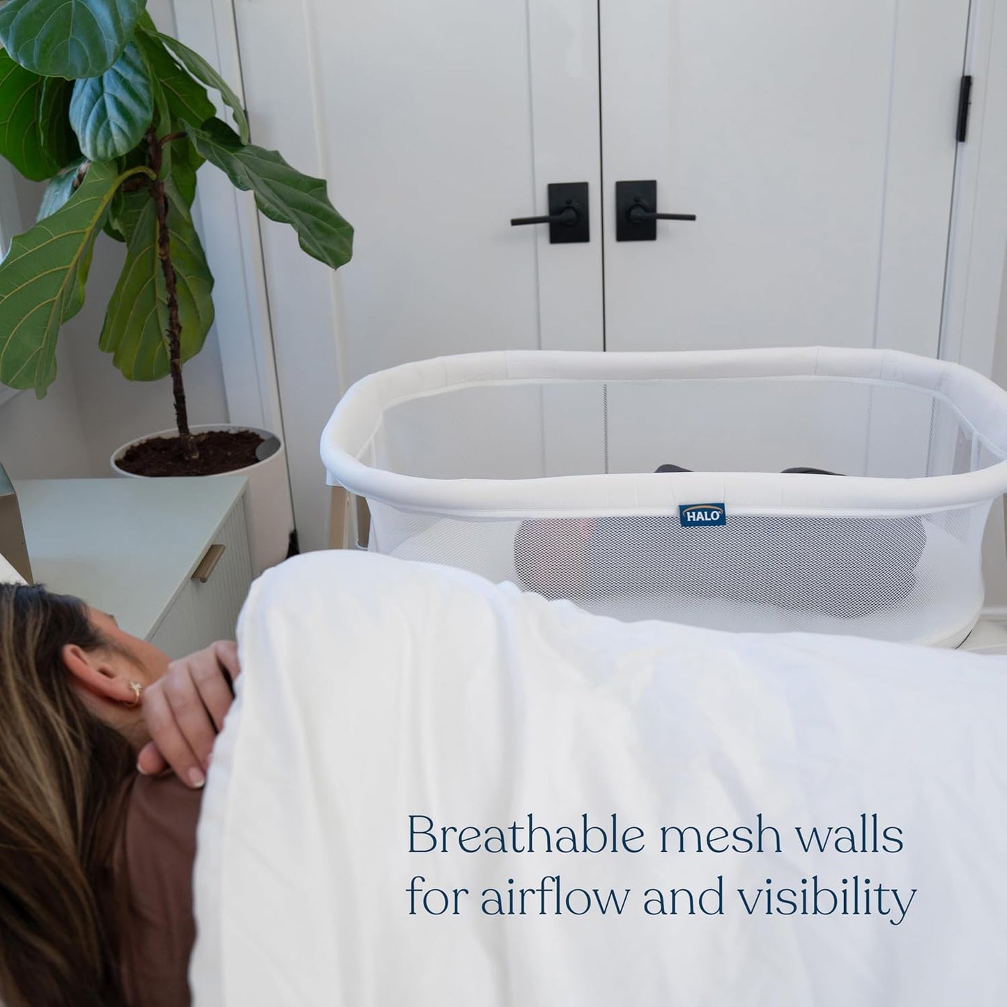 HALO® BassiNest® Bedside Sleeper – Breathable Baby Bassinet Slides Over Bed with Mesh Walls for Airflow & Visibility, Lowering Wall for Easy Access, Fits Most Beds