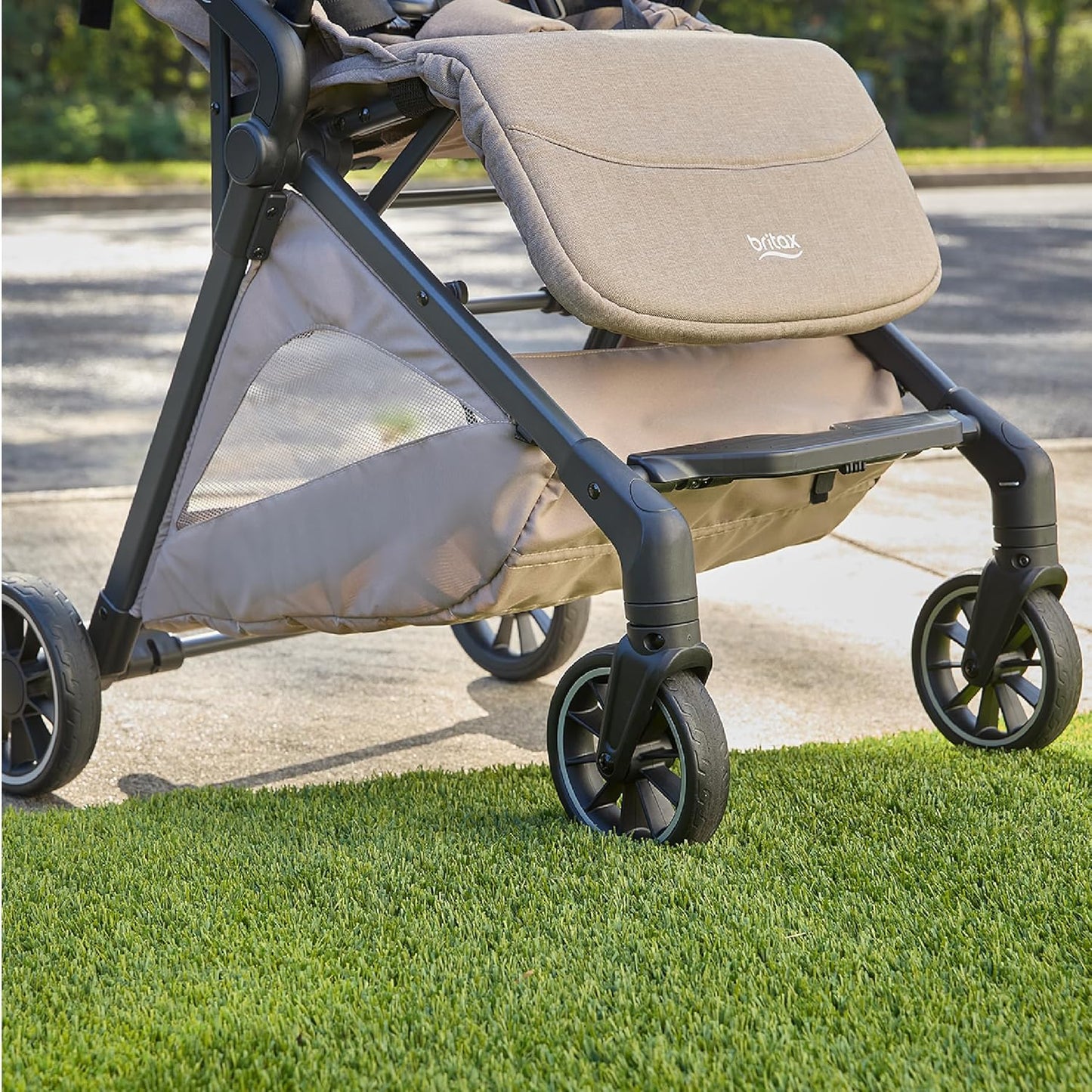 Britax Juniper Compact On-The-Go Stroller, Effortless Fastpack System with One-Hand RapidFold, Portable & Lightweight for Travel, Built-in Carry Handle, Ventilating Fabrics, Raven Black