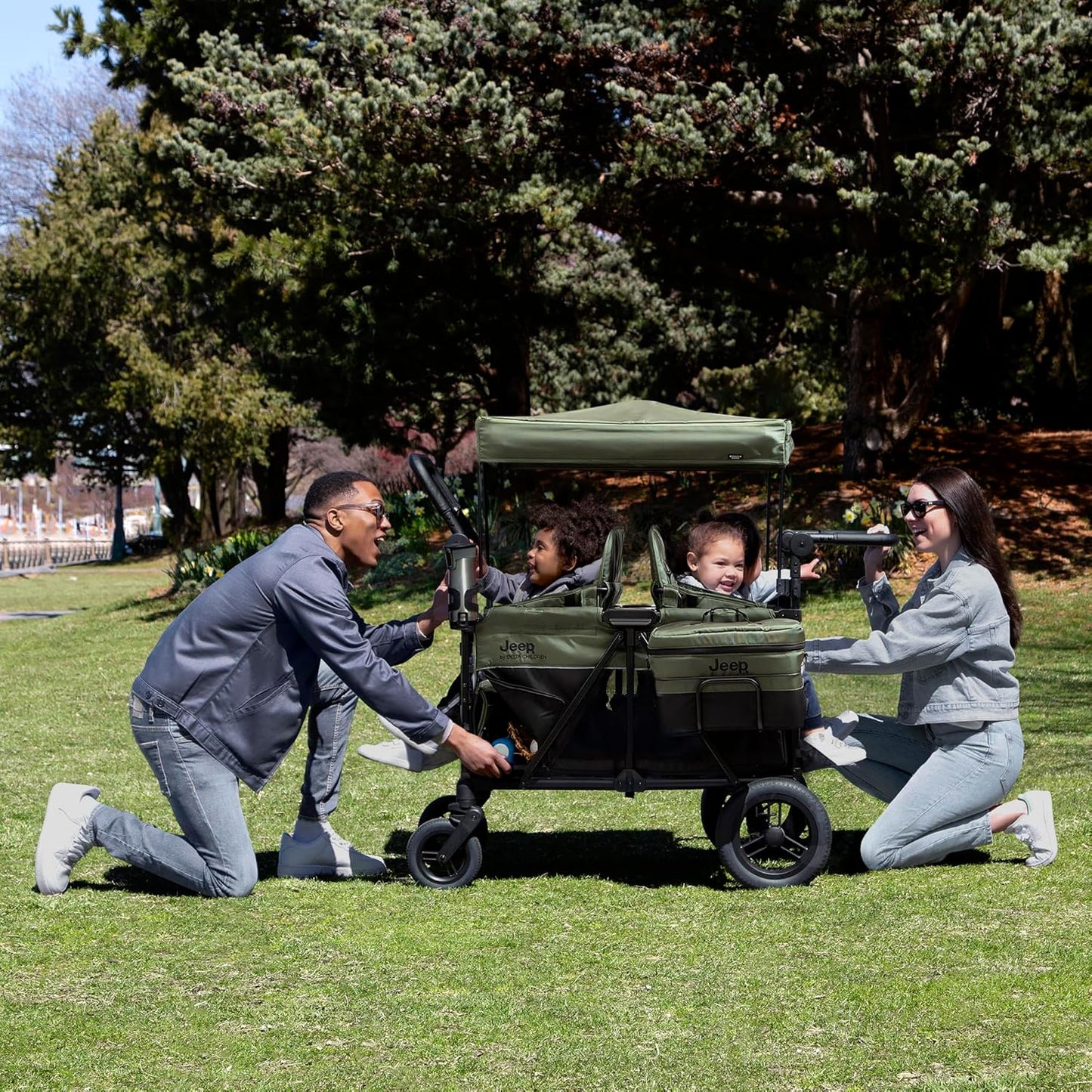 Jeep Wrangler Deluxe 4 Seater Stroller Wagon by Delta Children - Premium Quad Stroller Wagon for 4 Kids with Convertible Seats, Adjustable Push/Pull Handles, Removable Canopy & Flat Fold, Grey
