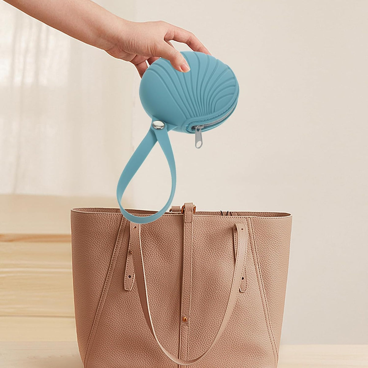 Portable Silicone Pacifier Storage Bag Organizer Soft Blue Case for Teething and Napkins, Suitable for Backpack or Hanging on Trousers Belt