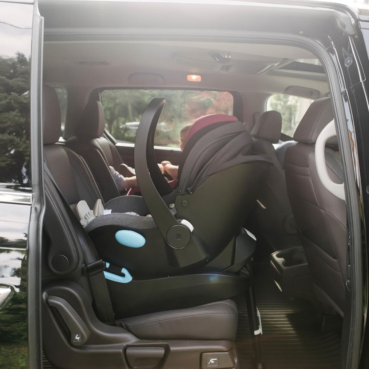 Liing Infant Car Seat with Adjustable Load Leg, Compact, Lightweight Design, 7 Recline Positions, Easy-to-Use Rigid Latch, and Flame Retardant-Free (Railroad Ziip)