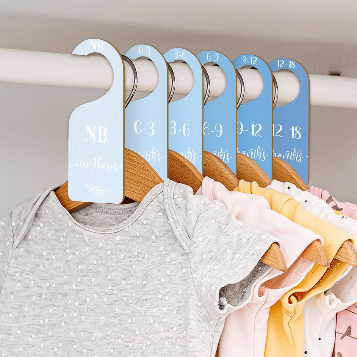 7Pcs Green Wooden Baby Closet Size Dividers with Green Velvet Bag Newborn to 24 Month Thicken Infant Wardrobe Hanger Organizers for Home Nursery Supplies