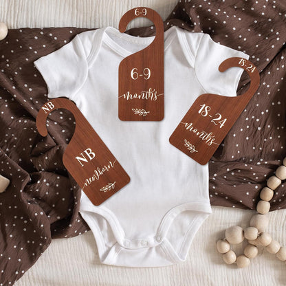 7Pcs Green Wooden Baby Closet Size Dividers with Green Velvet Bag Newborn to 24 Month Thicken Infant Wardrobe Hanger Organizers for Home Nursery Supplies