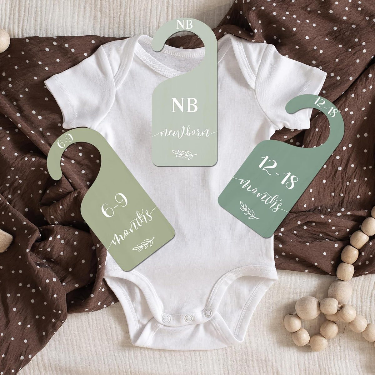 7Pcs Green Wooden Baby Closet Size Dividers with Green Velvet Bag Newborn to 24 Month Thicken Infant Wardrobe Hanger Organizers for Home Nursery Supplies