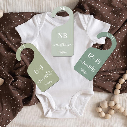 7Pcs Green Wooden Baby Closet Size Dividers with Green Velvet Bag Newborn to 24 Month Thicken Infant Wardrobe Hanger Organizers for Home Nursery Supplies