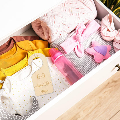 7Pcs Green Wooden Baby Closet Size Dividers with Green Velvet Bag Newborn to 24 Month Thicken Infant Wardrobe Hanger Organizers for Home Nursery Supplies