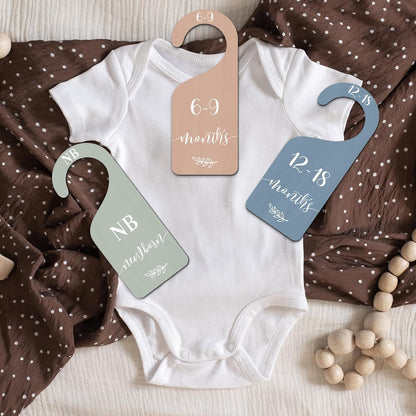 7Pcs Green Wooden Baby Closet Size Dividers with Green Velvet Bag Newborn to 24 Month Thicken Infant Wardrobe Hanger Organizers for Home Nursery Supplies