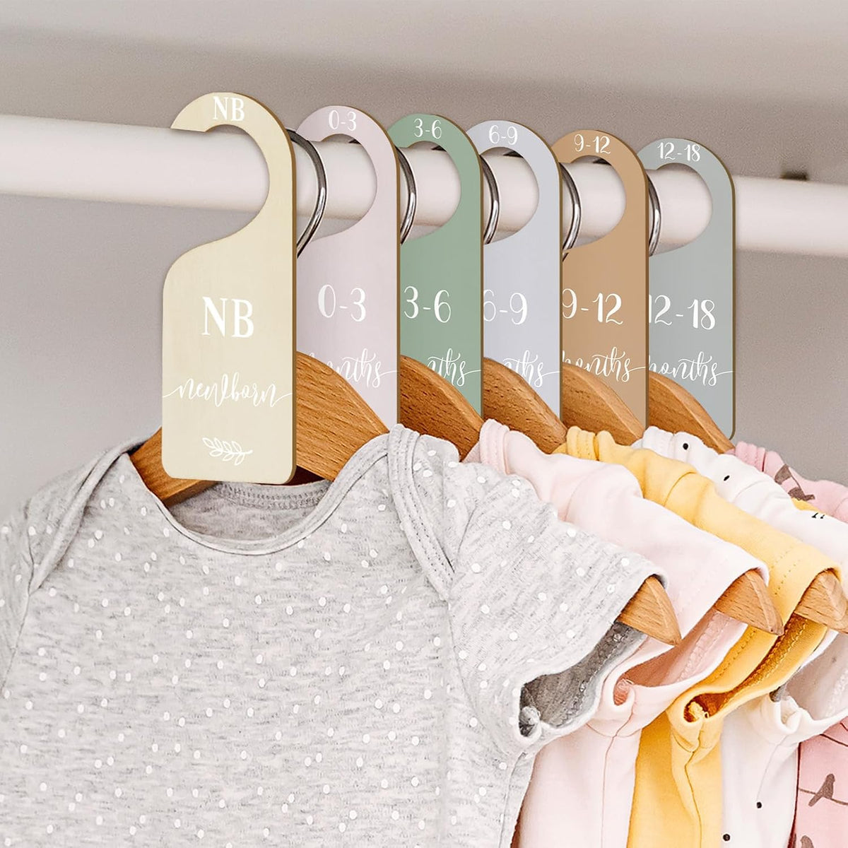 7Pcs Green Wooden Baby Closet Size Dividers with Green Velvet Bag Newborn to 24 Month Thicken Infant Wardrobe Hanger Organizers for Home Nursery Supplies