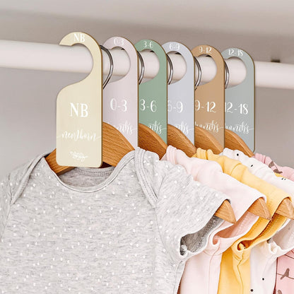 7Pcs Green Wooden Baby Closet Size Dividers with Green Velvet Bag Newborn to 24 Month Thicken Infant Wardrobe Hanger Organizers for Home Nursery Supplies