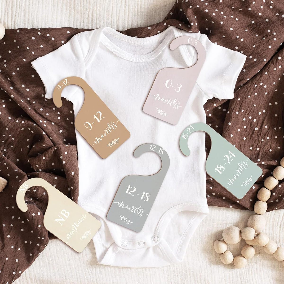 7Pcs Green Wooden Baby Closet Size Dividers with Green Velvet Bag Newborn to 24 Month Thicken Infant Wardrobe Hanger Organizers for Home Nursery Supplies