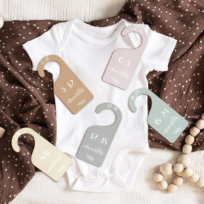7Pcs Green Wooden Baby Closet Size Dividers with Green Velvet Bag Newborn to 24 Month Thicken Infant Wardrobe Hanger Organizers for Home Nursery Supplies