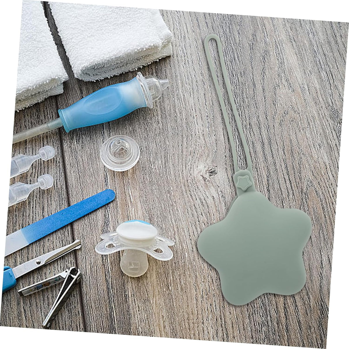 Portable Silicone Holder Case for Newborns Dustproof and Anti-Drop Food-Grade Silicone Storage Container Clip for Boys and Girls 2-Pack